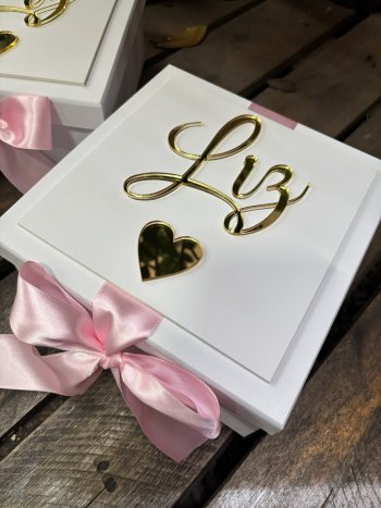 CAIXA MDF BRANCO 20X20X9 PERSONALIZADA COM CONVITE INTERNO - PERSONALIZACAO CONFORME ESCOLHA DO CLIENTE *NÃO ACOMPANHA ITENS INTERNOS (PALHA E CANECAS) - UNID