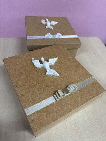 CAIXA 24X22 MDF CRU COM APLIQUE E LAÇO - UNID