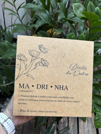 CAIXA 20X20X9 COM ESTAMPA MADRINHA S/ CONVITE - UNID