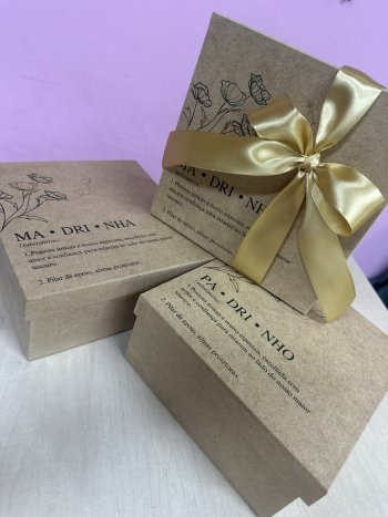 CAIXA 20X20X9 COM ESTAMPA PADRINHO S/ CONVITE - UNID